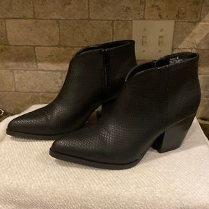 YELLOW BOX BLACK ROHANE HEELED BOOTIES